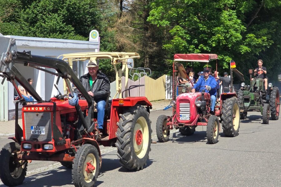 Crimmitschau: 30. Traktorentreffen mit Rekordbeteiligung - Viele Blankenhainer machten es sich vor ihren Häusern gemütlich, um die Sternfahrt der Traktoren zu genießen.
