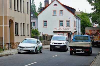 Crimmitschau: Abgestellte Autos zwingen zum Abbremsen - Nicht zum ersten Mal diskutiert: Die Parksituation an der Leipziger Straße nördlich des Bismarckhains war Thema im Stadtrat. 