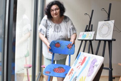 Crimmitschau: Aktion „Kunst in leeren Läden“ wird fortgesetzt - Astrid Dwornik, Lehrerin an der Werdauer Sonnenbergschule, beim Aufbau der Bilder in den leerstehenden Läden.