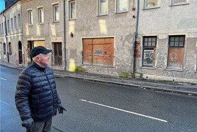 Crimmitschau: Anlieger ärgern sich über verlassene Häuser an der Jakobsgasse - Anlieger Frank Fischer blickt auf die verwaisten Häuser an der Jakobsgasse in Crimmitschau. Er hofft auf eine baldige Lösung. 