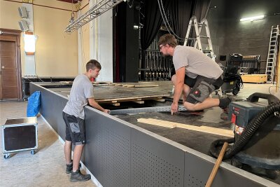 Crimmitschau: Auch der Bühnenboden im Theater soll erneuert werden - Erst im Vorjahr hatte die Firma Elis Elektroinstallation die Kabelleitungen unter der Bühne erneuert.
