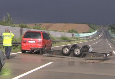 Crimmitschau: Autobahn bleibt nach Unfall eine Stunde gesperrt - Der Anhänger eines Autos hat sich am Sonntag auf der A4 überschlagen. Die Autobahn musste eine Stunden lang gesperrt werden.