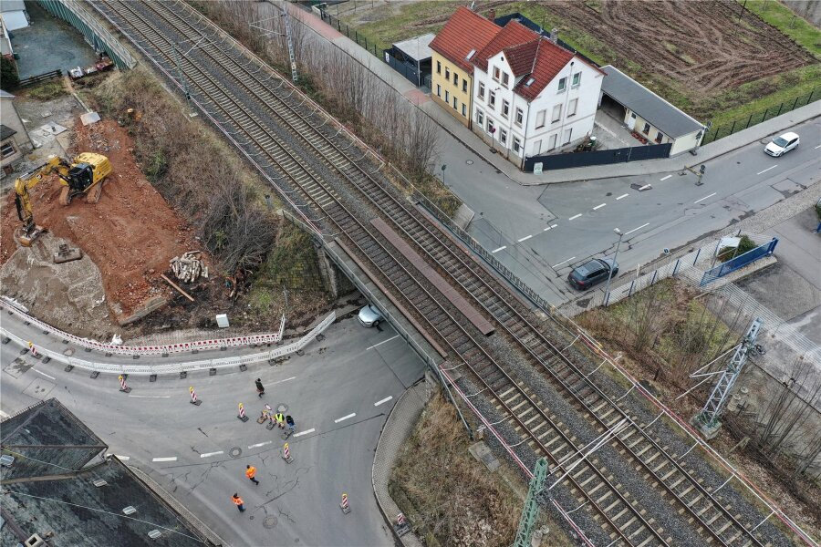 Crimmitschau: Autofahrer brauchen Geduld – Bahnbrücke vor Abriss - Die Eisenbahnbrücke im Bereich Breitscheid- und Amselstraße muss abgerissen und durch eine neue ersetzt werden. Dazu laufen die vorbereitenden Arbeiten. Das führt zu Verkehrsbehinderungen.