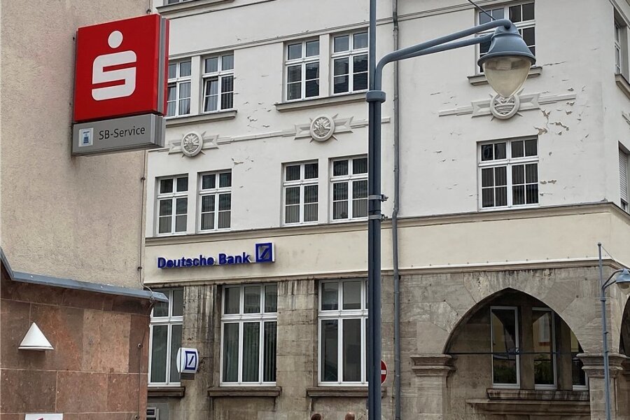 Crimmitschau behält sein Bankenviertel - Haben Filialen am Taubenmarkt in Crimmitschau: die Sparkasse, die Deutsche Bank und die Volksbank. Die Commerzbank ist ganz in der Nähe.