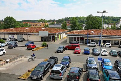 Crimmitschau bekommt ein Edeka-Center - Nach dem Abriss der beide Flachbauten soll voraussichtlich schon im kommenden Jahr ein neues Edeka-Center errichtet werden. Damit wird sich grundsätzlich auch die Parkplatzsituation verändern.