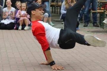 "Crimmitschau blüht" abgesagt - Im vergangenen Jahr trat Tanzcoach Christiano L. Rodriguez mit einer Breakdance-Performance auf dem Marktplatz auf.