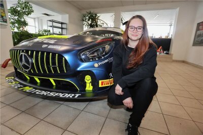 Crimmitschau: Eine junge Frau mit eigenem Rennteam - Autonärrin Virginia Möckl vor einem ihrer Rennwagen, einem Mercedes-AMG GT4. Die Crimmitschauerin hat ihr Hobby zum Beruf gemacht. 