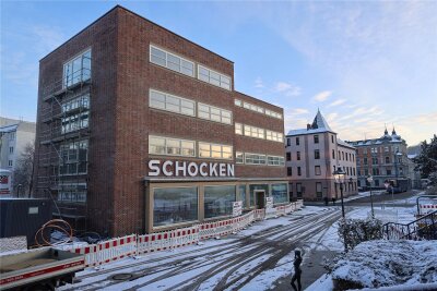 Crimmitschau: Einstiges Schocken-Kaufhaus hat seinen Namen zurück - Nun hat das ehemaligen Kaufhaus Schocken seinen Schriftzug erhalten.