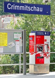 Crimmitschau: Fahrkartenautomat gesprengt - 20.000 Euro Schaden - Unbekannte haben auf dem Crimmitschauer Bahnhof einen der beiden Fahrkartenauomaten gesprengt. 