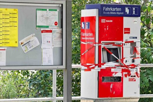 Crimmitschau: Fahrkartenautomat gesprengt - 20.000 Euro Schaden - Unbekannte haben auf dem Crimmitschauer Bahnhof einen der beiden Fahrkartenauomaten gesprengt. 