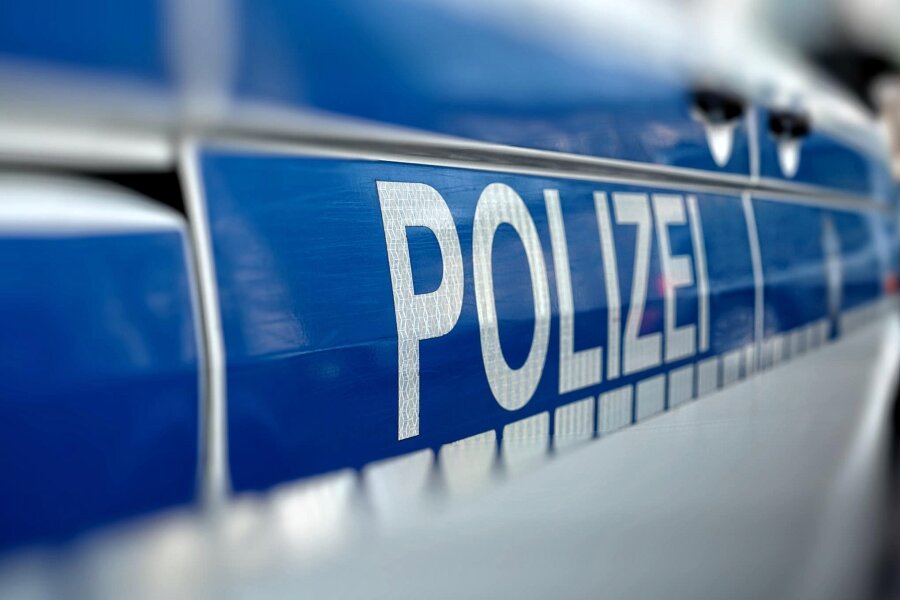 Crimmitschau: Fahrzeug rammt Brückengeländer - Die Polizei sucht Zeugen zu einer Unfallflucht.