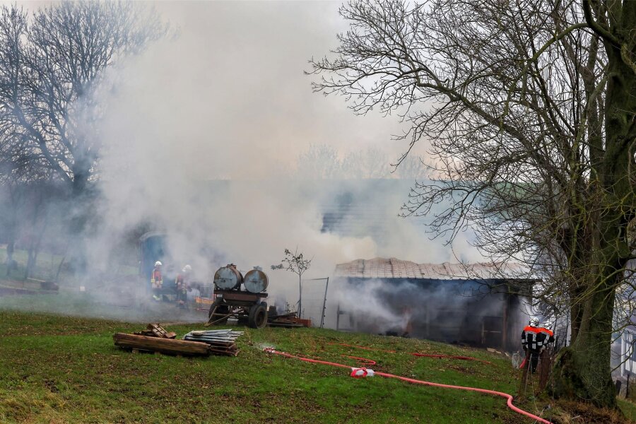 Crimmitschau: Feuer zerstört Lagerscheune – Schaden wird auf 25.000 Euro geschätzt - Das Feuer hat eine Scheune in Langenreinsdorf zerstört. Die große Rauchwolke weithin zu sehen.
