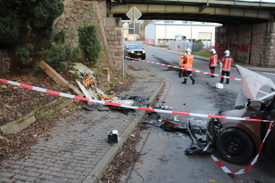 Crimmitschau: Frau aus brennendem Auto gerettet - 