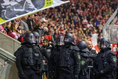 Crimmitschau gegen Krefeld: Warum die Polizei rund um den Gäste-Fanblock im Einsatz war - Die Polizei war am Dienstagabend mit rund 30 Beamten im und am Kunsteisstadion im Sahnpark im Einsatz.