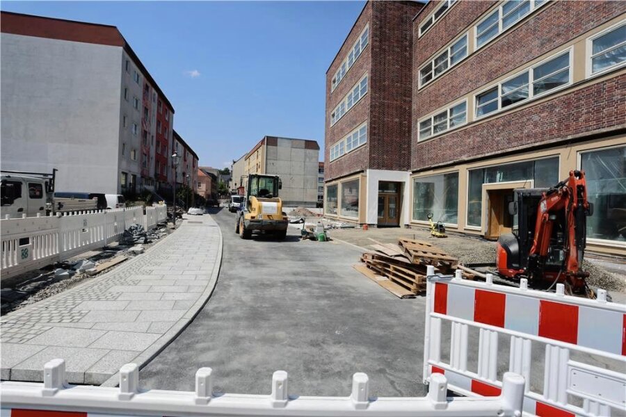 Crimmitschau: Im August wird der zweite Teil der Badergasse erneuert - Der erste Bauabschnitt nahe dem ehemaligen Kaufhaus Schocken steht in wenigen Tagen und Wochen vor dem Abschluss.
