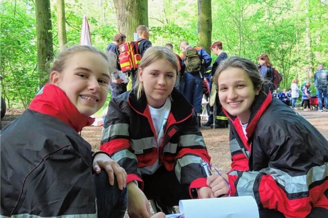 Crimmitschau: Junge Retter zeigen im Sahnpark, was sie drauf haben - Selina, Elena und Charlotte vom DRK-Kreisverbandes Glauchau holten den ersten Platz. 