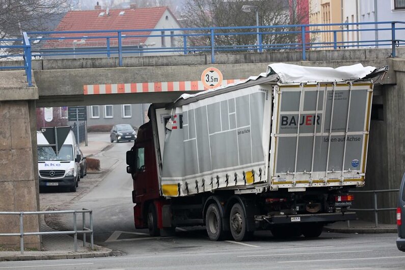 Crimmitschau: Lkw bleibt unter Brücke hängen - stundenlange Behinderung - Der verunglückte Lkw in Crimmitschau war mit acht Tonnen beladen.