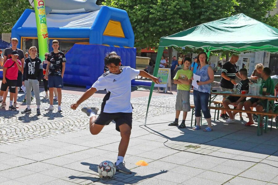 Crimmitschau: Marktplatz wird wieder zum großen Spielplatz - Zur Premiere des Kinderfestes 2021 waren am Stand des FC Crimmitschau Technik und Schusskraft gefragt.
