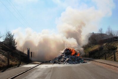Crimmitschau: Müllfahrer kippt in Brand geratene Ladung auf die Straße - 