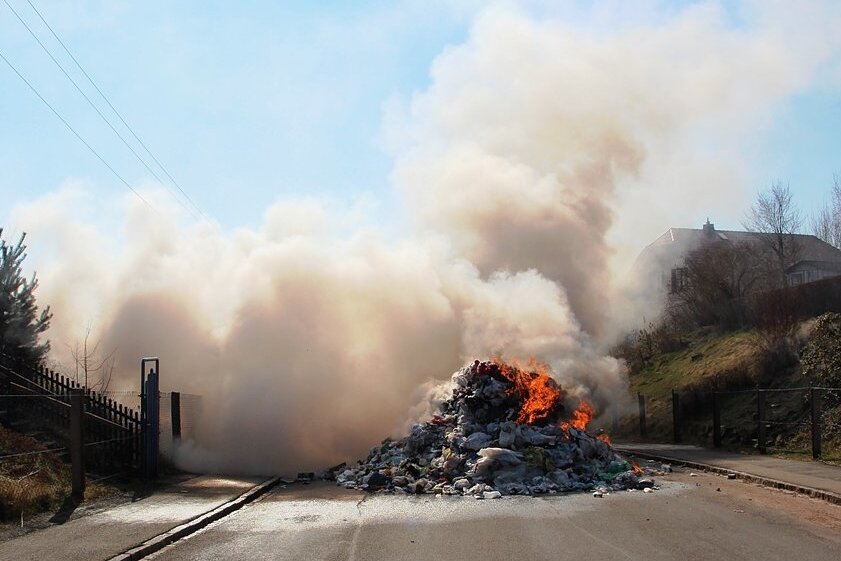 Crimmitschau: Müllfahrer kippt in Brand geratene Ladung auf die Straße - 