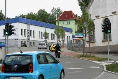 Crimmitschau: Neue Fußgängerampel an Glauchauer Landstraße in Betrieb - Fußgänger und Radler kommen nun sicherer über die Glauchauer Landstraße.