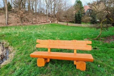 Crimmitschau: Neue Sitzbänke verschönern Ortsteil - Sechs Sitzbänke und eine überdachte Sitzgruppe wurden im Crimmitschauer Ortsteil Lauenhain aufgestellt.