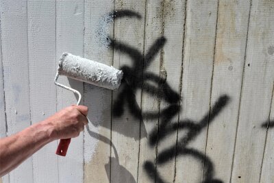 Crimmitschau: Polizei schnappt Graffiti-Sprayer - Graffiti-Sprayer hat die Polizei in Crimmitschau auf frischer Tat ertappt.