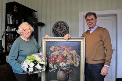 Crimmitschau: Seniorin schenkt Tetzner-Gemälde der Stadt - Helga Stange übergibt das Gemälde des Crimmitschauer Malers Kurt Tetzner an den Rathauschef André Raphael. 