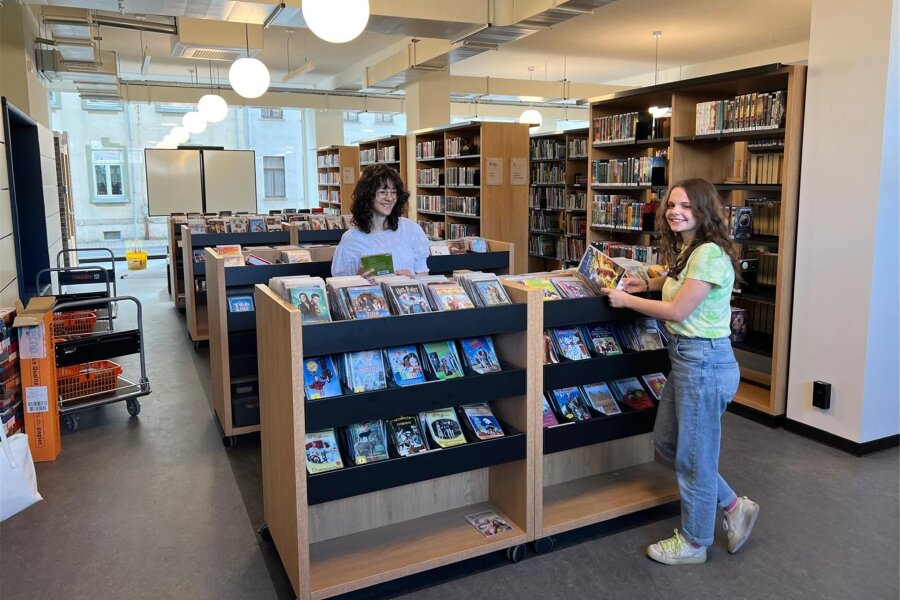 Crimmitschau: Team der Stadtbibliothek packt 550 Kartons mit Büchern aus - Die Gymnasiastinnen Magdalena Meisinger und Lea Sprunghofer absolvieren in der Stadtbibliothek ein Praktikum.