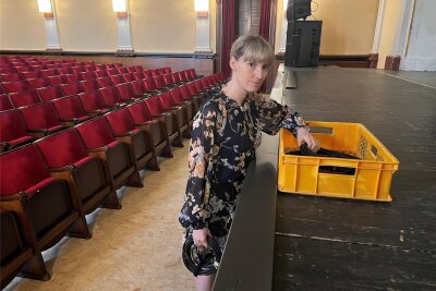 Crimmitschau: Theater hält am Auftakt für Spielbetrieb fest - Stadtsprecherin Daniela Lange steht an der Bühne des Theaters, wo sich noch Parkettarbeiten nötig machen.
