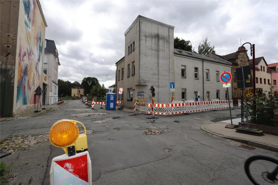 Crimmitschau: Vergammeltes Haus wird zum Problemfall - Einsturzgefährdet ist das Wohnhaus Erzbergerstraße 5 in Crimmitschau. Die Stadt nimmt eine Notsicherung vor und sucht den Besitzer.