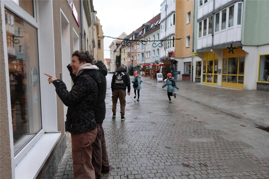 Crimmitschau: Wirtschaftsförderer will nah dran sein und liefern - Schaufenster von leerstehenden Geschäften in der Crimmitschauer Fußgängerzone wurden mit Werbung für die Tuchfabrik beklebt. Im März lädt der Wirtschaftsförderer die Händler zum Gespräch ein.