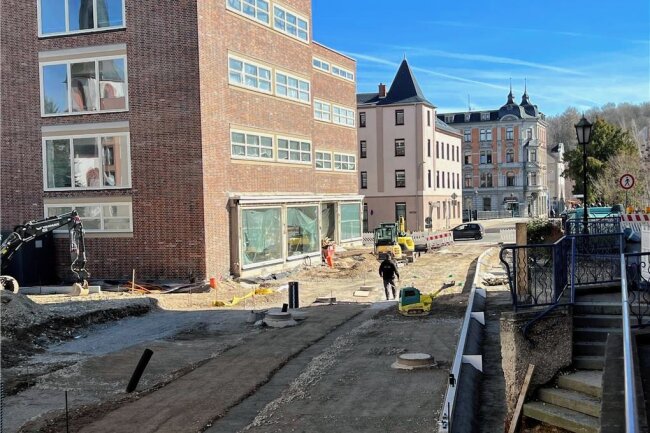 Crimmitschau: Wofür die Pleißestadt in diesem Jahr Geld ausgibt - Die Umgestaltung der Badergasse in Crimmitschau soll noch in diesem Jahr abgeschlossen werden. Die Straße grenzt an das im Umbau befindliche Schocken-Kaufhaus. 