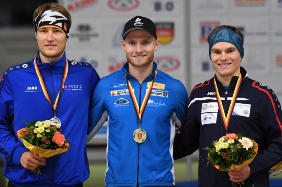 Crimmitschauer Eisschnellläufer sichern sich Weltcup-Startplätze - Bei der Siegerehrung über 5000 Meter standen Fridtjof Petzold als Vizemeister (links) und Felix Maly als Drittplatzierter (rechts) gemeinsam mit dem siegreichen Erfurter Patrick Beckert auf dem Podest.