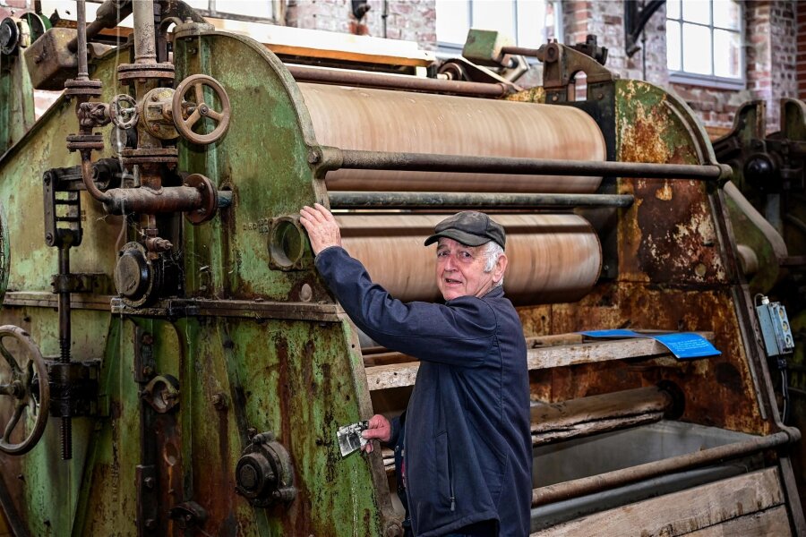 Crimmitschauer ist der „Herr aller Maschinen“ in der historischen Tuchfabrik - Manfred Fierke in dieser Woche an einer Strangwaschmaschine, die zu Produktionszeiten im Dauerbetrieb im Einsatz war.