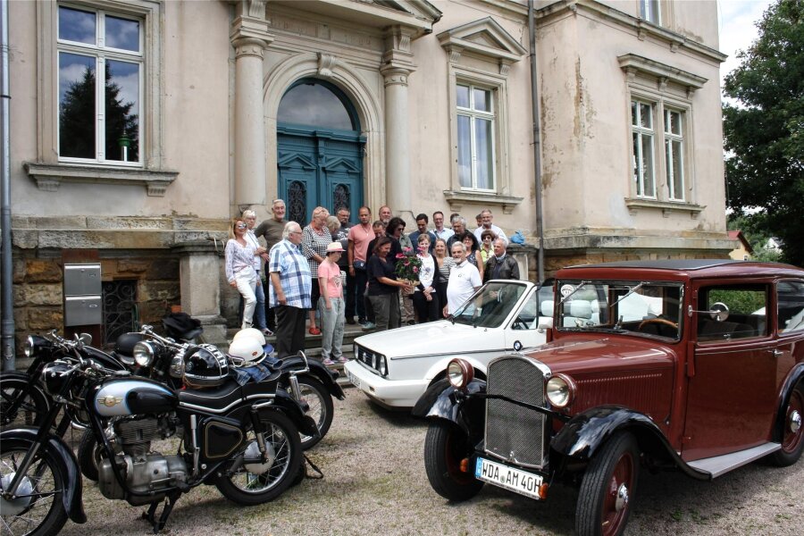 Crimmitschauer Oldtimerfreunde kommen zusammen - Das Foto entstand bei einem Ausflug der Oldtimerfreunde auf Schloss Lauterbach.
