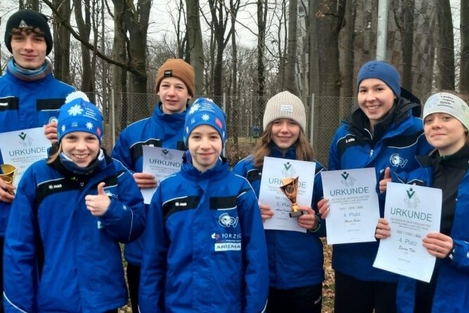 Crimmitschauer trotzen miesem Wetter - Zufriedene Gesichter bei den Eisschnellläuferinnen und -läufern des Crimmitschauer Polizeisportvereins nach der Sachsenmeisterschaft. 