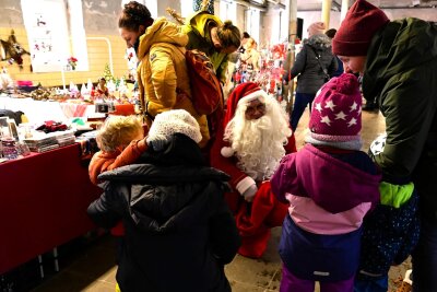 Crimmitschauer Tuchfabrik empfängt Gäste im Gebäude - Der Weihnachtsmann nimmt sich zum Händlermarkt in der Tuchfabrik Gebr. Pfau Zeit für die Kinder.