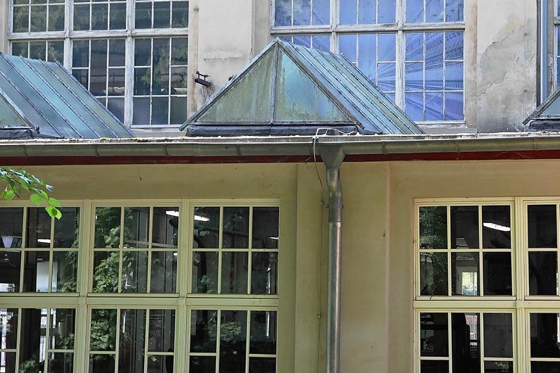Crimmitschauer Tuchfabrik wieder Baustelle: Altes Glasdach wird ausgetauscht - Das Dach auf der Rückseite der Spinnerei ist ein Sanierungsfall. Für die Erneuerung stellte der Technische Ausschuss jetzt die Weichen.