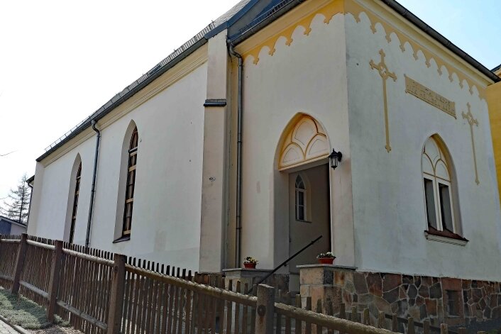 Crimmitschaus zweitälteste Kirche erhält neue Fenster - Die Kirche zum Heiligen Kreuz in Crimmitschau ist derzeit eine Baustelle. 