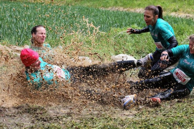 Cross De Luxe in Schneeberg: 1500 Starter beim Spießrutenlauf mit Spaßgarantie - Keine Angst vor nassen Socken: Wer den "Cross De Luxe" meistern will, muss die Zähne zusammenbeißen.