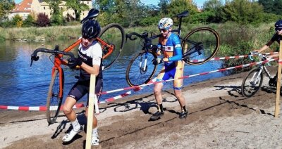 Cross-Saison erfolgreich eröffnet - Wie seine Konkurrenten musste auch Luke Richter (Mitte) beim Rad-Cross in Grimma an dieser sandigen Passage sein Rad schultern. 