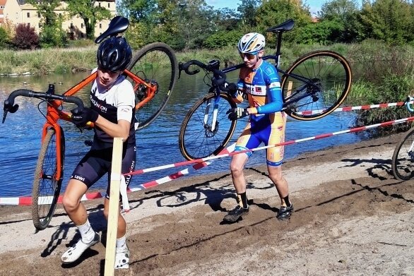 Cross-Saison erfolgreich eröffnet - Wie seine Konkurrenten musste auch Luke Richter (Mitte) beim Rad-Cross in Grimma an dieser sandigen Passage sein Rad schultern. 