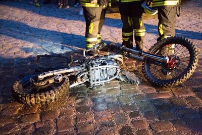 Crossmaschine in Flammen - Polizei bittet um Hinweise zum Fahrer - 