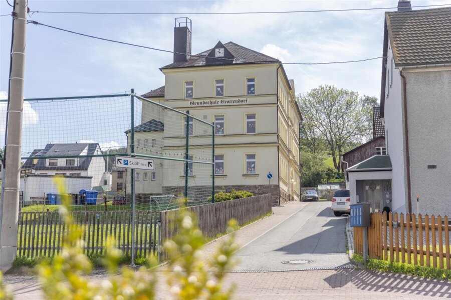 Crottendorf legt favorisierten Standort für neue Grundschule fest - Ein möglicher Grundschul-Neubau – hier das jetzige Gebäude – beschäftigt Crottendorfs Verwaltung und Rat schon seit Jahren. Nun steht ein favorisiertes Grundstück dafür fest.