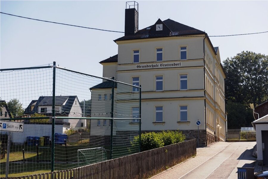 Crottendorf sieht zurzeit keine Möglichkeit, langfristig einen Grundschul-Neubau zu finanzieren. Das Foto zeigt die jetzige Grundschule im Ort. 