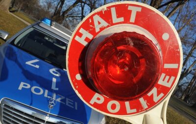 Crottendorf: Mopedfahrer stürzt bei Flucht vor Polizei Abhang hinunter - 