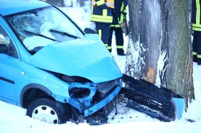 Crottendorf: Opel prallt gegen Baum - Fahrerin schwer verletzt - 