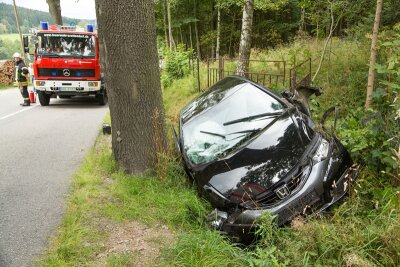 Crottendorf: Schwerer Verkehrsunfall auf der Neudorfer Straße - Erst im Straßengraben kam der Honda zum Stehen.