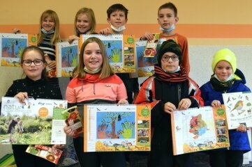 Crottendorfer Grundschüler mit dem Natur-Kalender, der ihre Bilder ziert. 